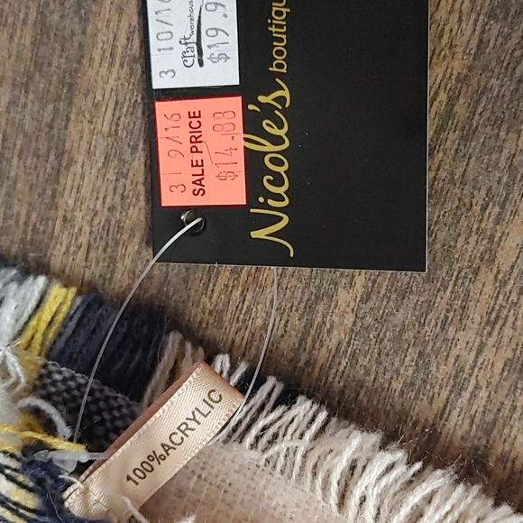 Nicoles Boutique Scarf/Wrap - Picture 2 of 3